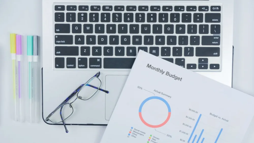 Professionnel calculant le budget et le retour sur investissement d'une prestation SEO