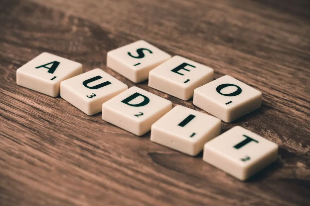 Équipe marketing analysant une stratégie de référencement face à la concurrence